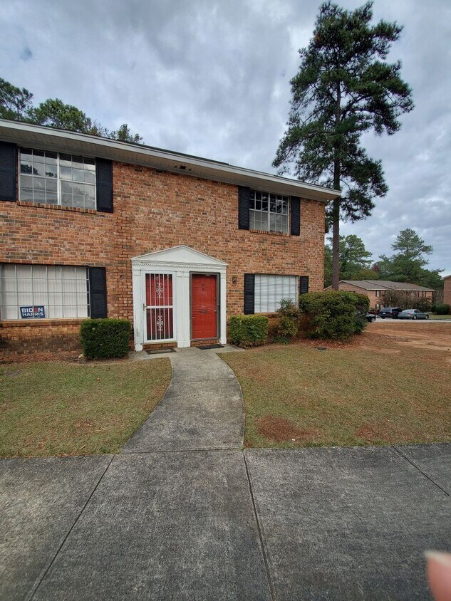 Primary Photo - Cute 2 Bedroom 1.5 Bath Condo in Carnaby S...