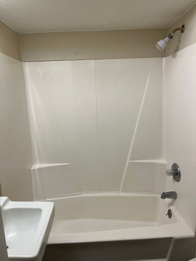 Building Photo - Ground Level... LARGE 1 Bed 1 Bath