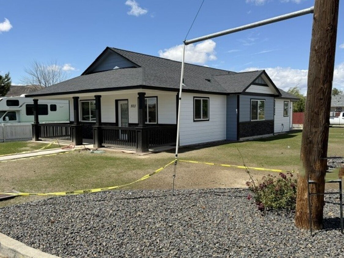 Building Photo - 3 Bedroom House