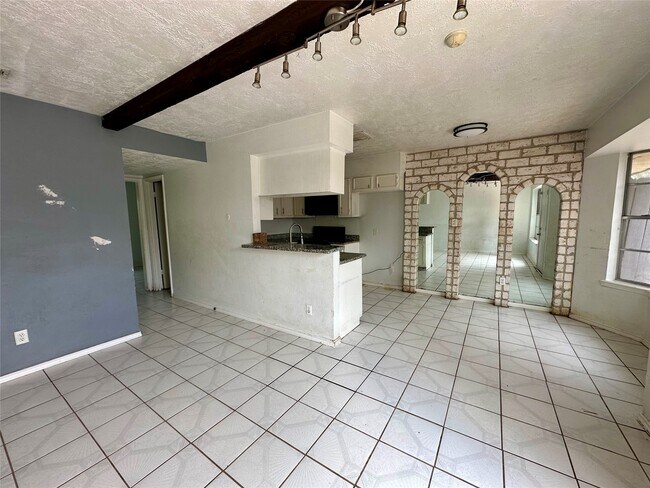Building Photo - 13517 Castilian Dr
