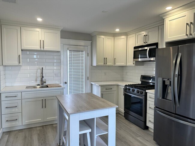 Building Photo - Remodeled 2bed/1 bath! Pets Ok! In-unit la...