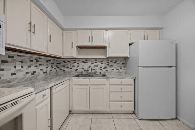 Building Photo - 9905 Pineapple Tree Dr