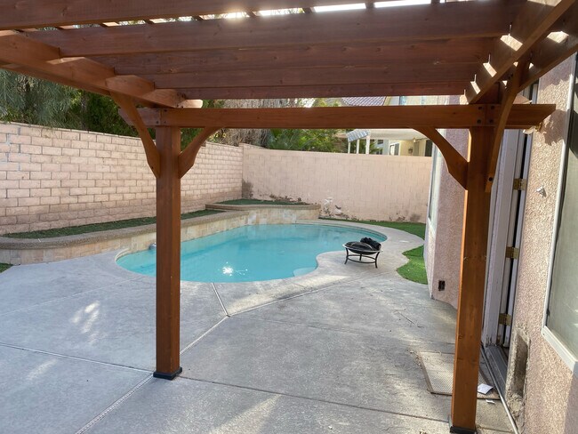 Building Photo - 8185 Bonaventure Dr
