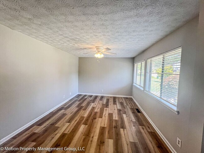 Foto del edificio - 3020 Woodfield Dr