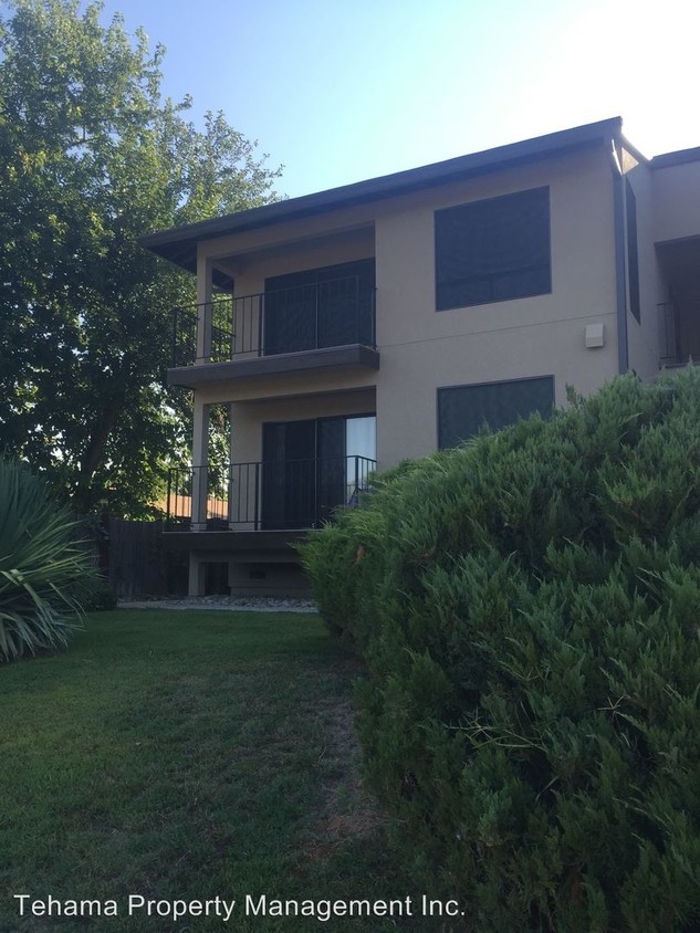 Primary Photo - 1015 Lakeside Dr