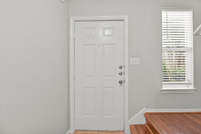Foto del edificio - Stylish 2-Bed, 2-Bath Home with Unique Ups...