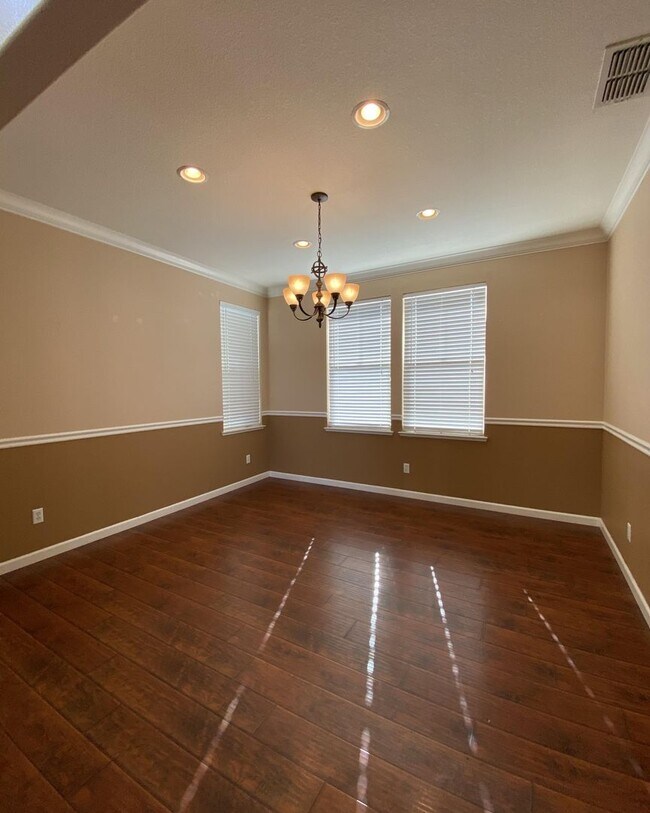 Building Photo - Amazing home in a quiet neighborhood 5Bedr...