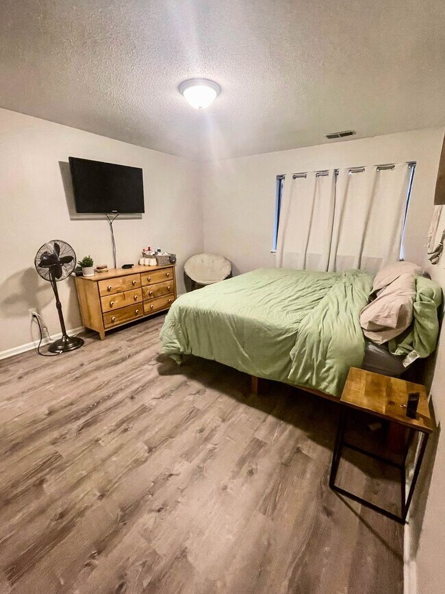 Building Photo - 1 Bed Condo w/ Laundry and Parking