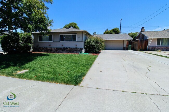 Foto del edificio - $4,795 Remodeled 4 Bed/2 Bath Home in Sant...