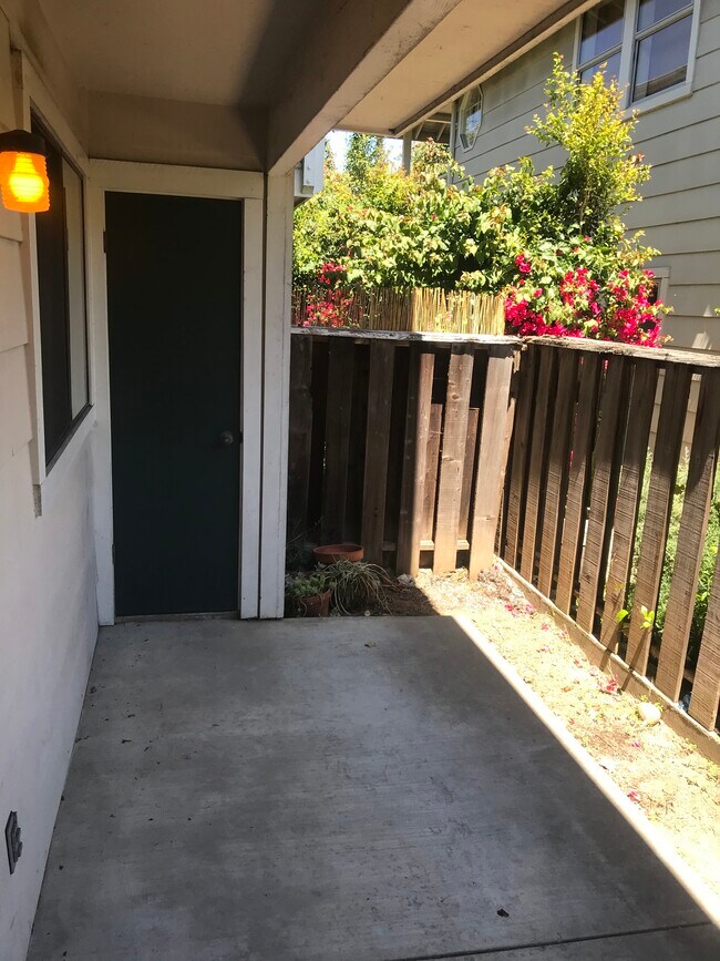 patio with storage - 209 W Cota St