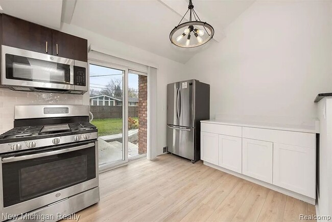 Building Photo - Newly Remodeled House with In-Ground Pool