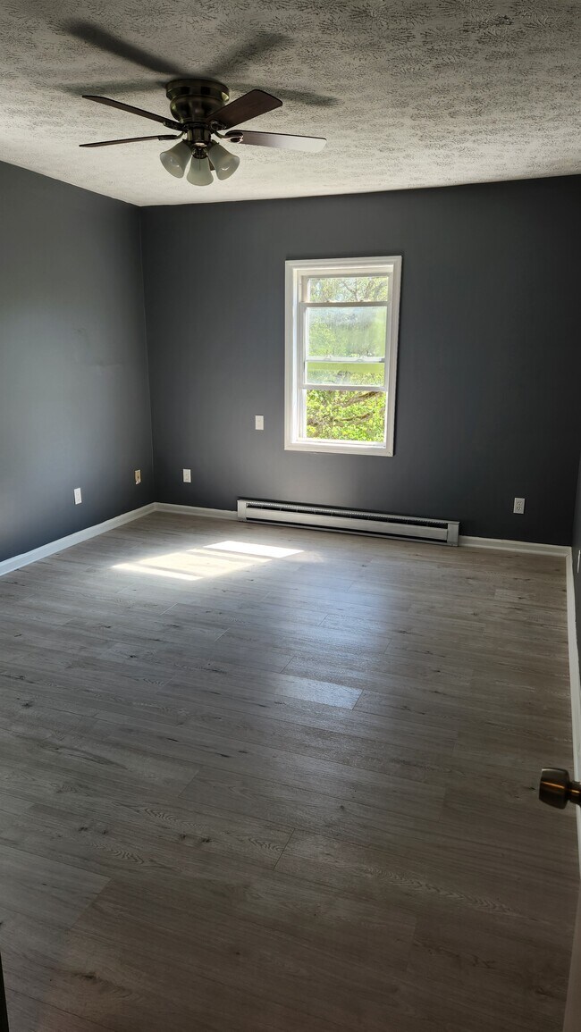 Bedroom 2 with view on wooded area and water stream - 305 Snidow St