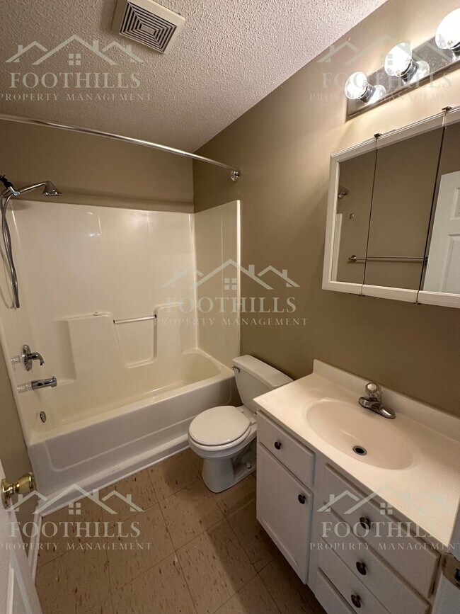 Foto del edificio - 1419 Oak Hill Dr