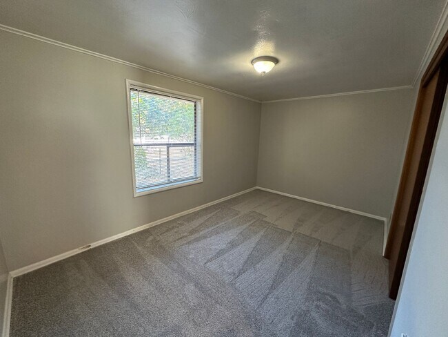 Building Photo - Freshly Updated & Move-In Ready