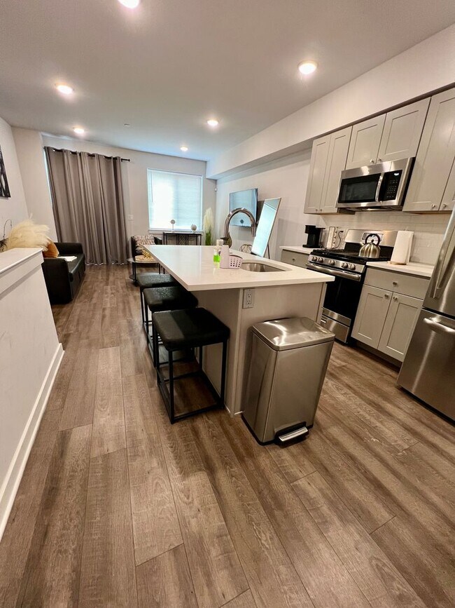 Foto del edificio - Luxurious 3-Bedroom Apartment in Powelton ...