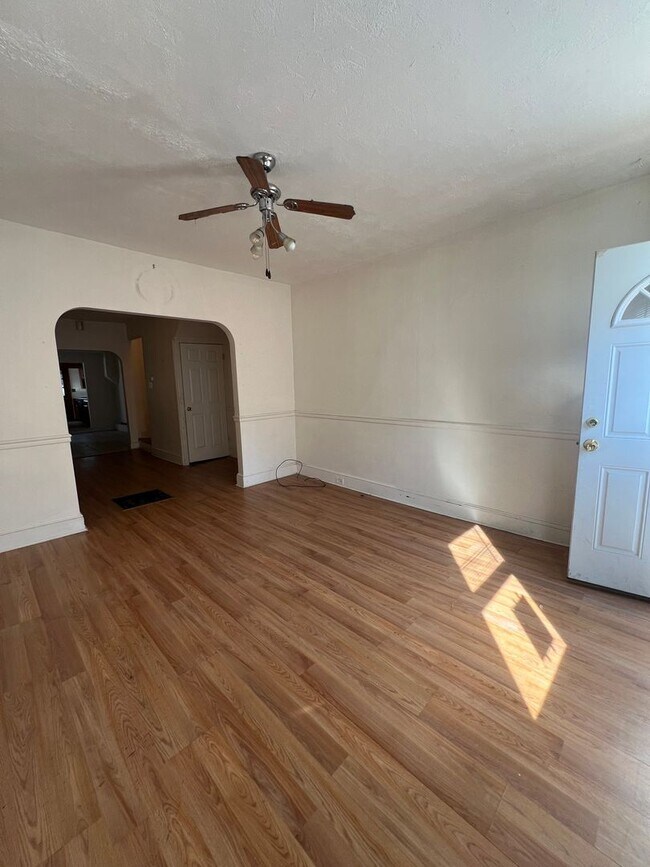 Foto del edificio - Spacious 2 Bedroom House Coming Soon 07/01