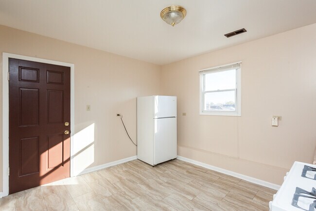 Building Photo - 2131 N Lorel Ave