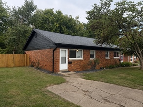 Building Photo - 904-904 W Fairlawn Cir