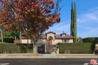 Building Photo - 20531 W Oxnard St