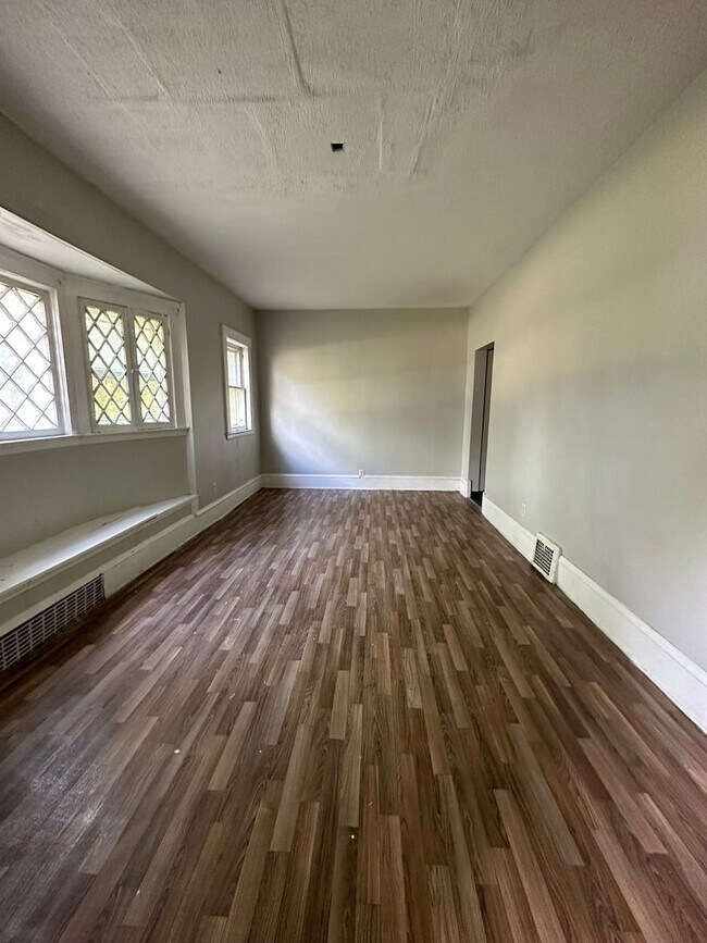 Building Photo - Multi-Family House 3 bed 1 bath FOR RENT!