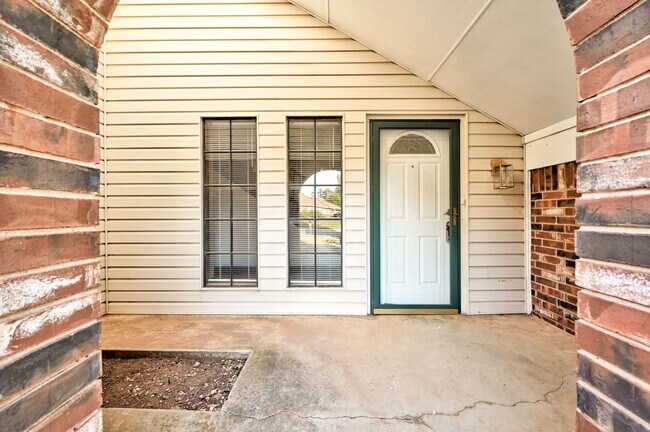 Foto del edificio - Charming 3-Bedroom Retreat by the Pond – Y...