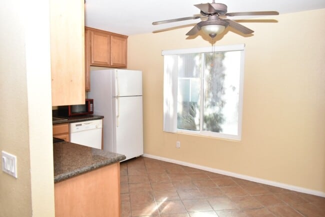 Building Photo - 2 Bedroom Townhouse