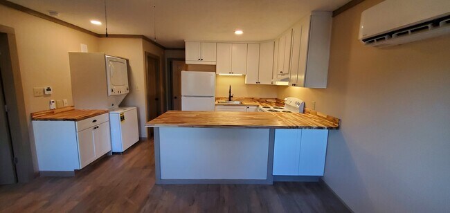 Cocina con lavadora/secadora - 303 Clint Norris Rd