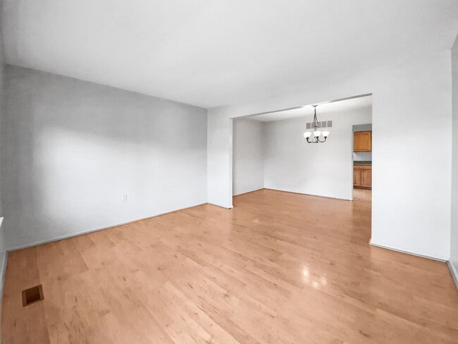 Building Photo - Bright & Spacious 3-Bedroom Townhome in So...