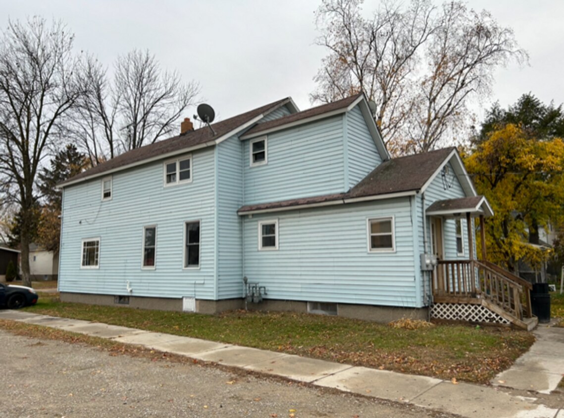 802 Terrace Ave Unit 802 1/2 Terrace, WI 54143 Room for