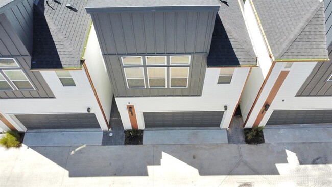 Building Photo - 805 Emile St