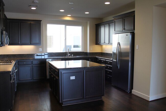 Foto del edificio - Luxury Town Home Available