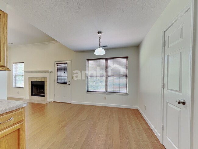 Building Photo - 559 Prince Dr