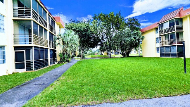 Foto del edificio - 3253 Foxcroft Rd