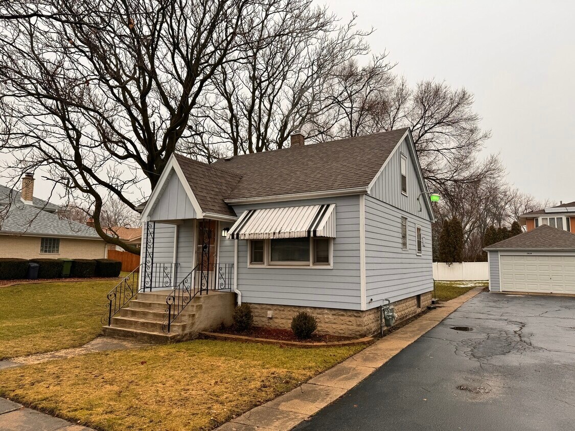 5834 W 100th St, Oak Lawn, IL 60453 House Rental in Oak Lawn, IL