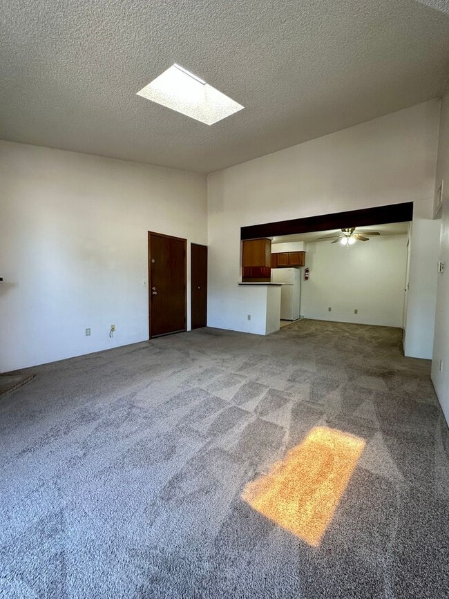 Building Photo - Spacious and Bright Top-Floor Apartment wi...