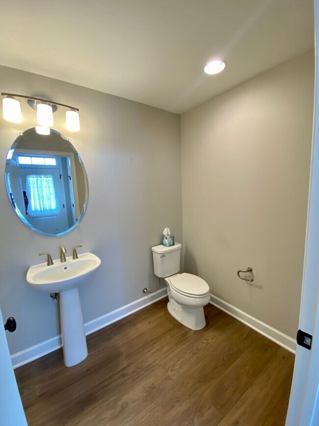 Foto del edificio - Charming 3-bedroom, 2.5-bathroom Townhouse
