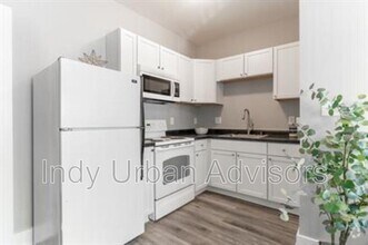 Building Photo - 2831 N Kenwood Ave