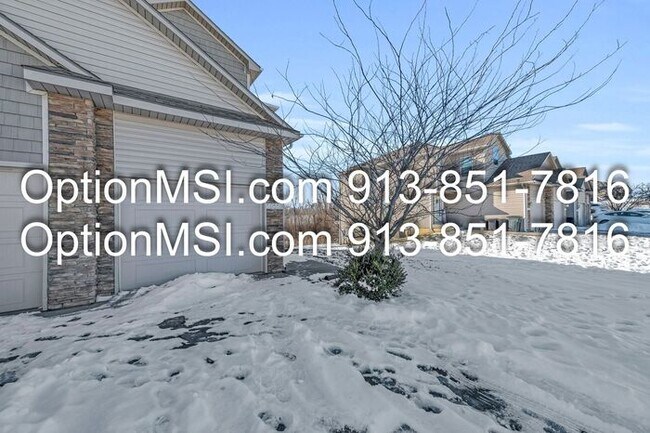 Foto del edificio - Charming 3-Bedroom Townhouse in Piper School District