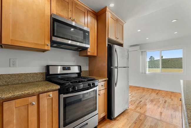 Building Photo - Beautiful clean/private building in one of...
