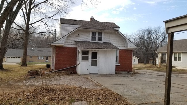 Building Photo - Quaint Wooded Jewel in Independence