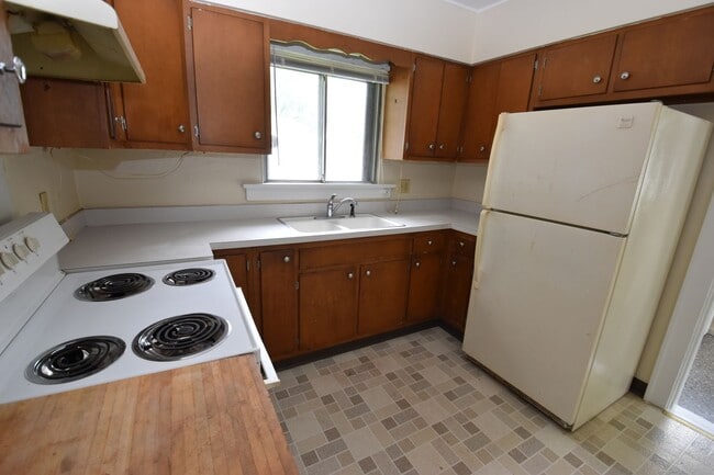 Building Photo - 2 bedroom home close to ND and Roseland