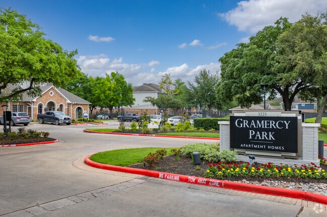 3225 Woodland Park Dr - Gramercy Park