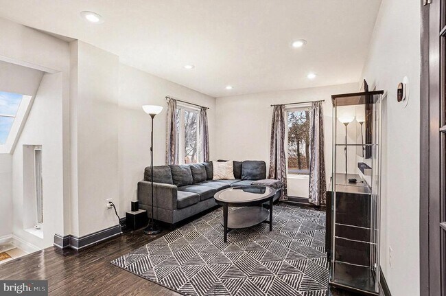 Foto del edificio - 85 Railroad Ave