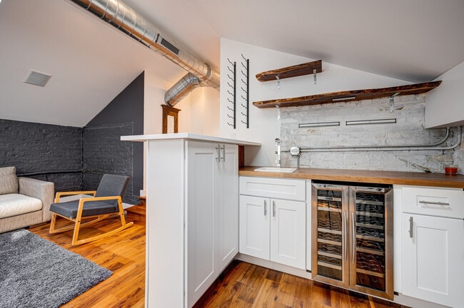 Building Photo - 1519 W Superior St