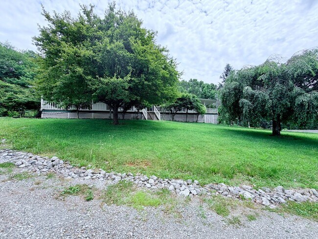 Foto del edificio - Secluded 3-Bedroom with Wrap-Around Porch -- Jonesborough