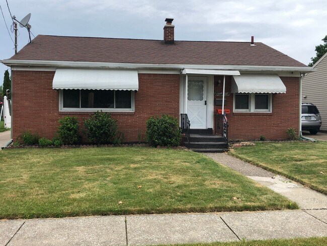 Building Photo - 3 Bedroom Single Family Home For Rent Southeast Erie Great Location!  No Students!