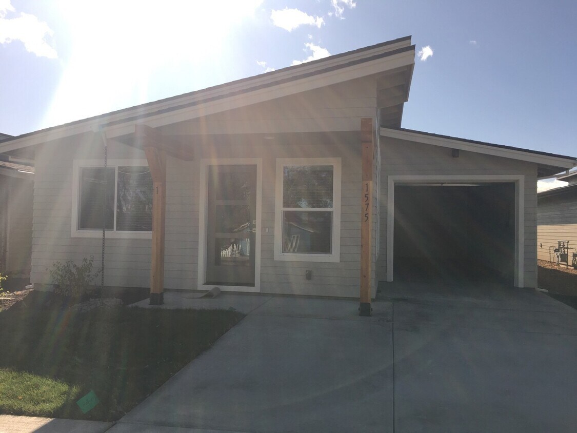 Foto principal - 1575 NE Rumgay Ln