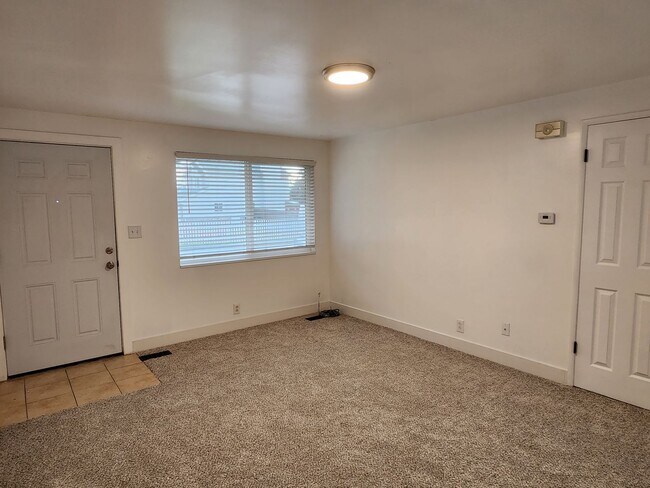 Building Photo - Newly Remodeled 1 Bd 1 Bath Triplex in Sandy
