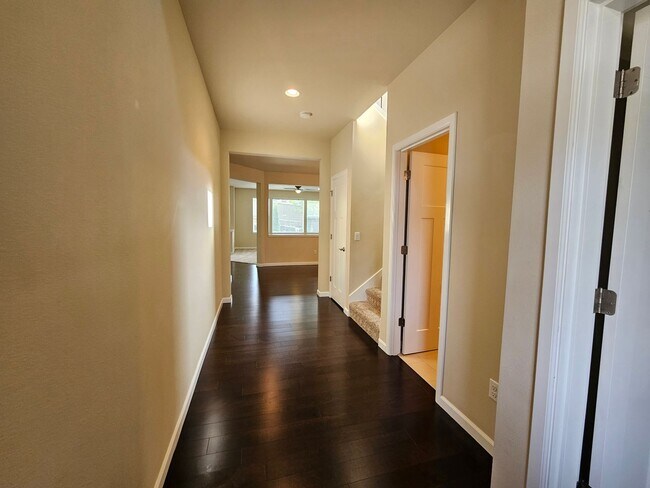 Building Photo - Beautiful 5 bedroom home