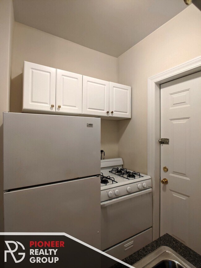 Foto del edificio - 3721 N Pine Grove Ave
